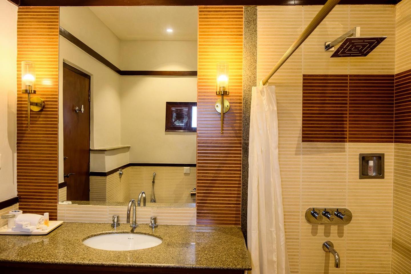 Chanakya Bnr Hotel بوري المظهر الخارجي الصورة