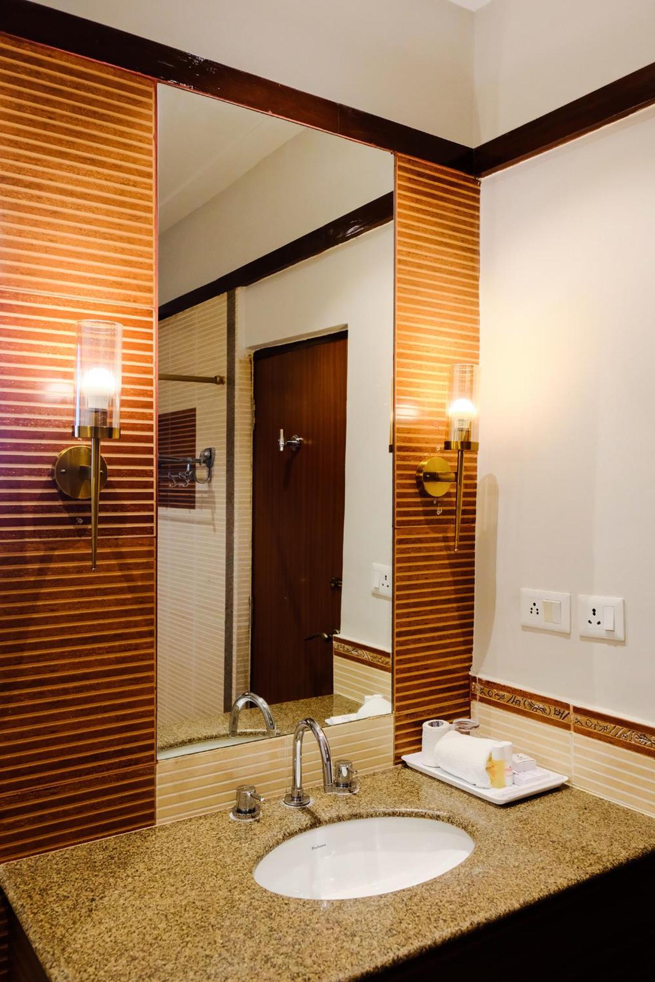 Chanakya Bnr Hotel بوري المظهر الخارجي الصورة